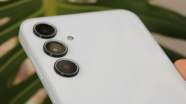 Celulares en oferta en supermercados de Argentina.