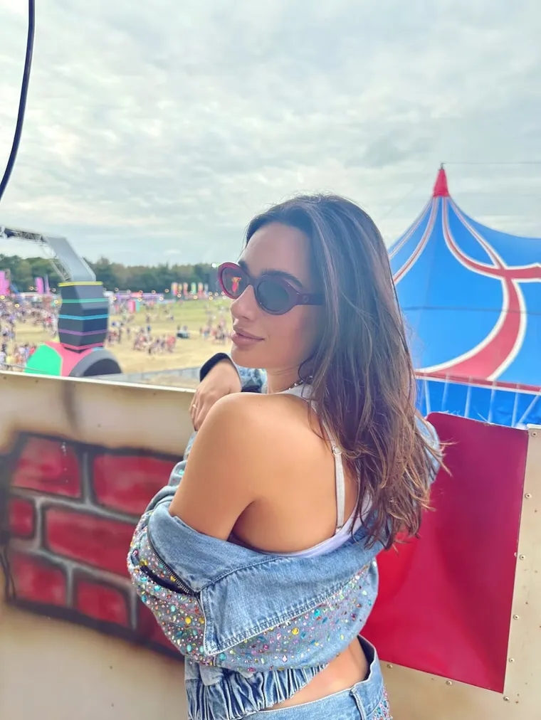 La bailarina disfrutó del festival con un look cargado de onda.