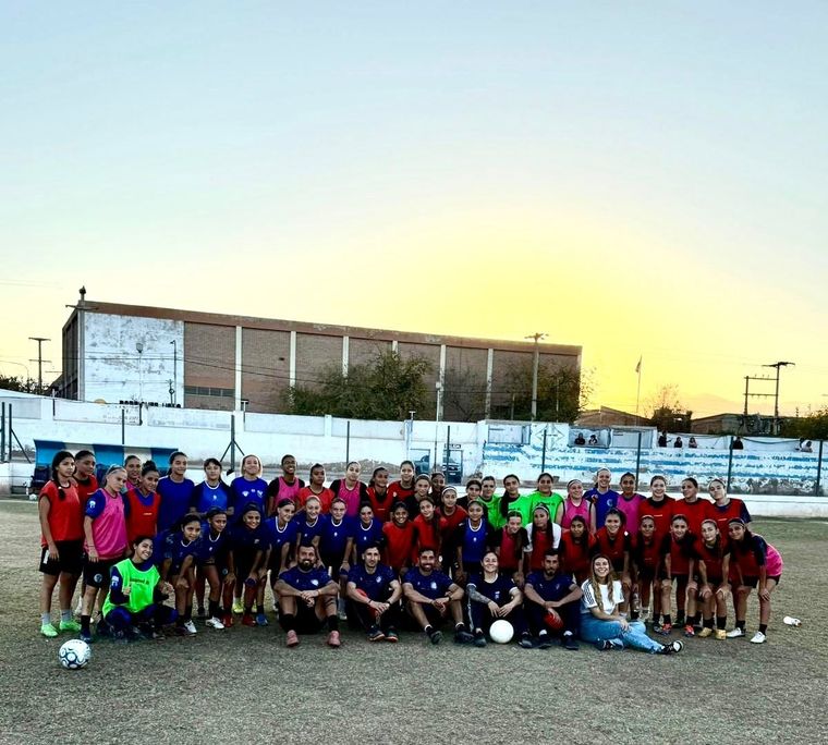 La selección mendocina femenina de fútbol empezó los entrenamientos y recibió un saludo muy especial. Foto: Gentileza Giuliana Díaz