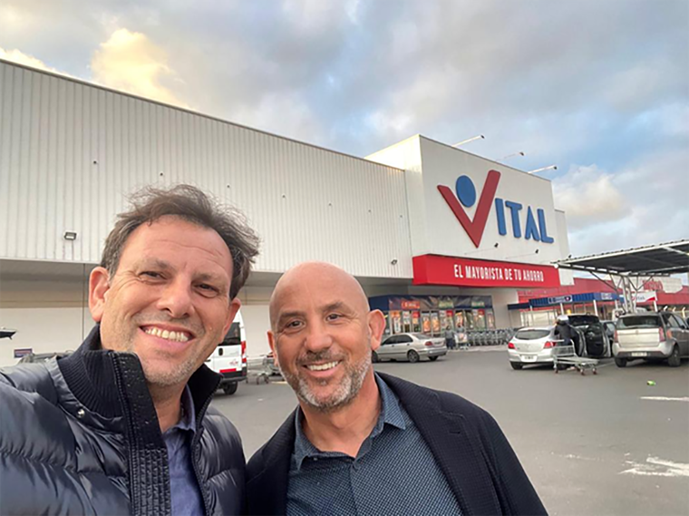 Eduardo y Alejandro Pochinki fundaron y gestionan el supermercado mayorista de origen nacional, que inició un importante proceso de innovación y renovación.