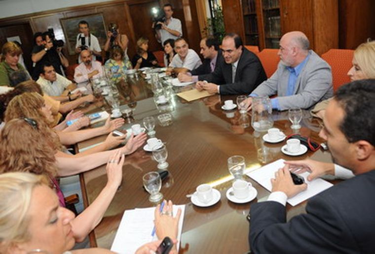 La tensa mesa de negociación esta tarde. Foto: Ivana González/MDZ