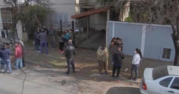Los vecinos lograron que los violentos usurpadores se fueran de la casa