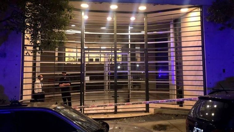 Así quedó la puerta del edificio. En el suelo pueden verse las marcas que dejaron las molotov Foto: Clarín