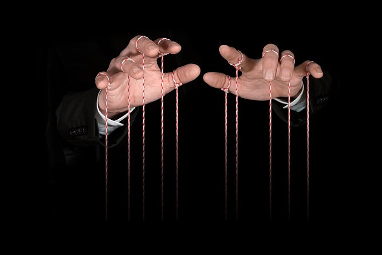 Hay signos que no piden: insinúan, presionan o generan culpa.