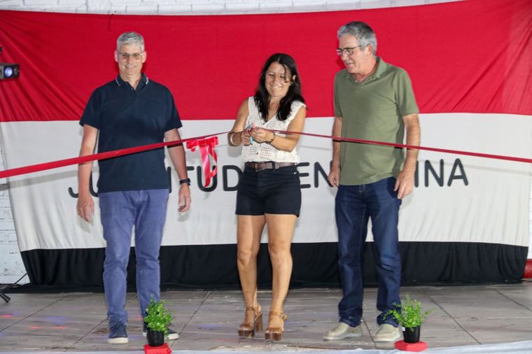 Roxana Quiroga, única presidenta de clubes de básquet de la provincia, fue la encargada del corte de cintas junto con Federico Chiapetta, subsecretario de Deportes. Roxana Quiroga, única presidenta de clubes de básquet de la provincia, fue la encargada del corte de cintas junto con Federico Chiapetta, subsecretario de Deportes.