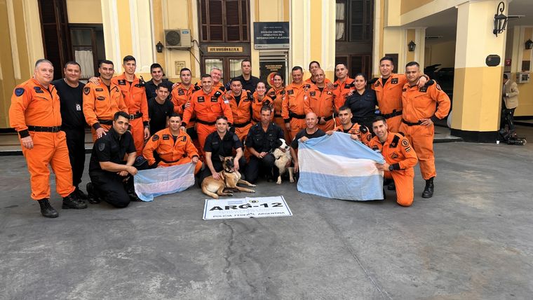 Serán 28 efectivos de la Policía Federal Argentina y que colaborarán con el rescate y búsqueda de personas tras el terremoto Foto: Télam