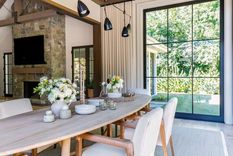 Saber bien qué lugar ocupa cada elemento en el hogar y a la vez saber si resulta útil, si se está usando y qué significado tiene el mismo ayuda mucho a lograr una vivienda ordenada. Foto: Becky Shea Design / Jake Shea