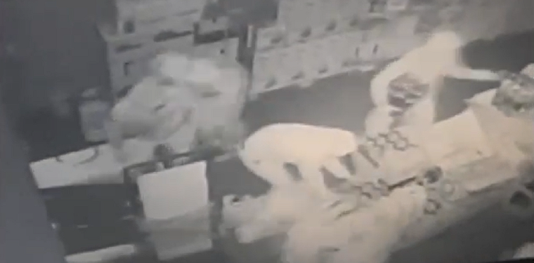 Cuatro personas saquearon una distribuidora de bebidas. Foto: Captura de video