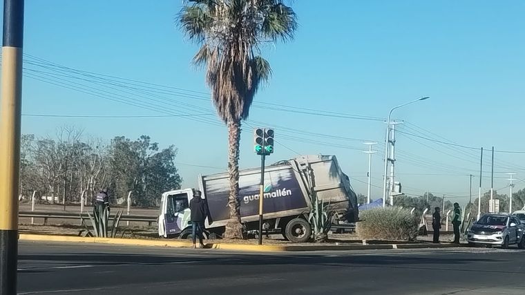 Dos camiones muncipales chocaron en el Acceso Norte. 