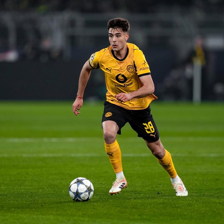 Por las lesiones, Anselmino solo disputó 10 partidos con Borussia Dortmund. Por las lesiones, Anselmino solo disputó 10 partidos con Borussia Dortmund.