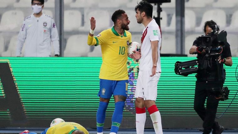 Neymar y Zambrano cara a cara.
