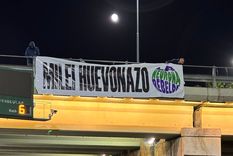 Los militantes aprehendidos se fotografiaron colocando el cartel.&nbsp;