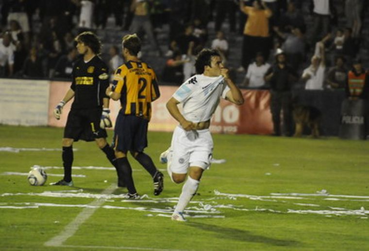 Festejo del Azul. Independiente despachó a Central en el Parque. Foto: Alf Ponce / MDZ