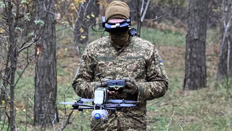 Los drones de Ucrania y de Rusia golpean profundo en las líneas enemigas. Foto Efe