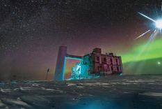 Los misteriosos mensajeros cósmicos que atraviesan nuestros cuerpos y los científicos buscan en la Antártica