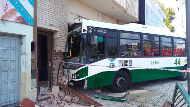El colectivo terminó en un taller textil Foto: parabuenosaires.com