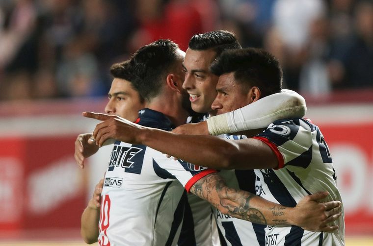 Rogelio le dio el triunfo a Rayados. EFE
