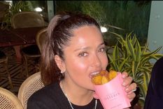 Salma Hayek, disfruta de su hamburguesa con papas de super lujo, en Osteria Gucci, en Rodeo Drive.  Foto: Instagram