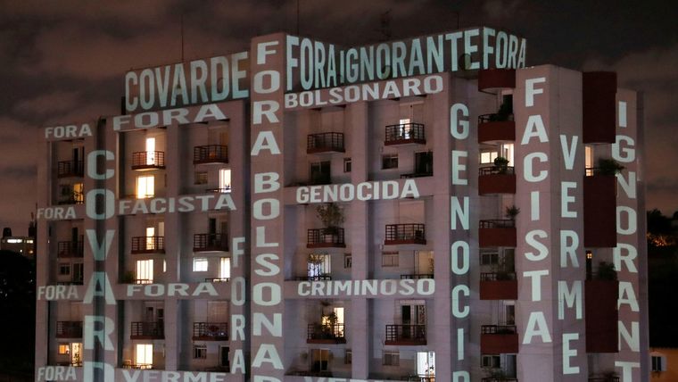 La frase Fuera Bolsonaro se proyecta en un edificio para protestar contra las acciones del Presidente de Brasil frente al coronavirus, en Sao Paulo, 26 de marzo de 2020.