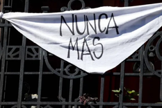 En 2023, encontró una foto de su hermana en la Ex ESMA, junto a las demás víctimas. Foto: Agencia Noticias Argentinas