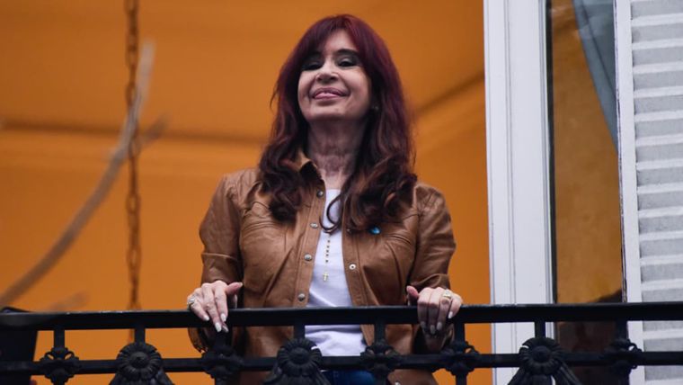 Cristina Kirchner en el balcón de San José 1111.