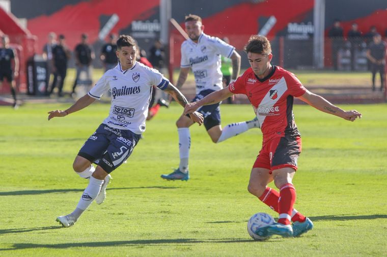 El zurdo Eggel ya sacó el latigazo de zurda que se convertirá en el 1-0 del Deportivo Maipú frente a Quilmes. Foto: Prensa Deportivo Maipú