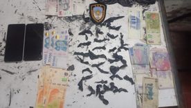 Los envoltorios de drogas listas para venta y el dinero incautado al metalúrgico en el procedimiento. Los envoltorios de drogas listas para venta y el dinero incautado al metalúrgico en el procedimiento.