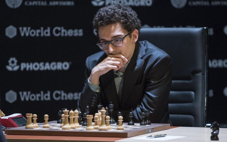 Fabiano Caruana. Foto: Chess.com - https://images.chesscomfiles.com/uploads/v1/master_player/0d31346a-65f5-11e9-a2cb-e39a6d2bf50d.420b866c.5000x5000o.dde09ffa7775.jpeg