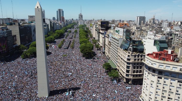 El triunfo en el mundial fue el cauce para un hambre y una sed de celebración que estaba contenida en las mil preocupaciones del pueblo argentino.  Foto: TELAM