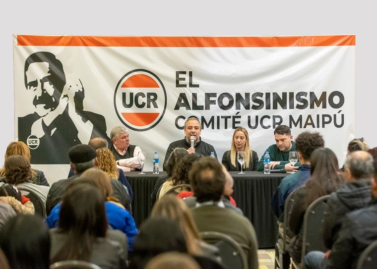 El intendente de Maipú y candidato a la reelección tuvo un encuentro con militantes radicales del departamento. Foto: Prensa Maipú Crece