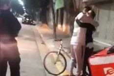 video: le robaron a un repartidor y una chica le regalo una bicicleta para que siga trabajando