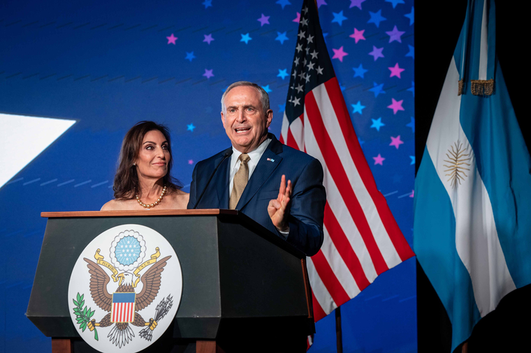 Marc Stanley en pleno discurso en el Palacio Bosch Foto: X @EmbajadaEEUUarg