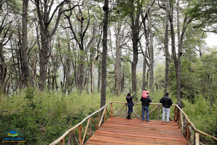 Los senderos del pueblo conectan miradores y cascadas en el entorno protegido del Maule. Los senderos del pueblo conectan miradores y cascadas en el entorno protegido del Maule.