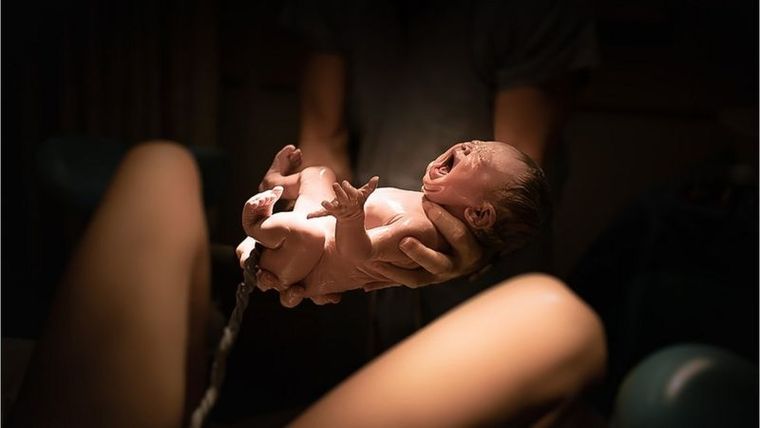 Polémica en Mendoza por el plan que impide a obstetras de confianza intervenir en el parto.