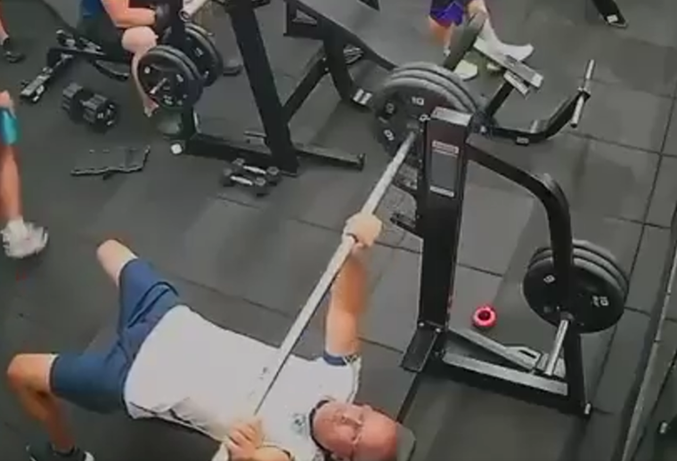 El hecho ocurrió en Brasil, donde el hombre de 55 años se encontraba realizando un ejercicio de una forma específica.