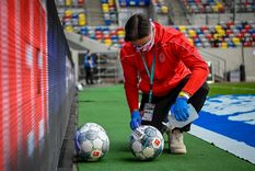 Una pelota es desinfectada durante el partido entre el Fortuna Dusseldorf y el Paderborn. EFE Foto: EFE