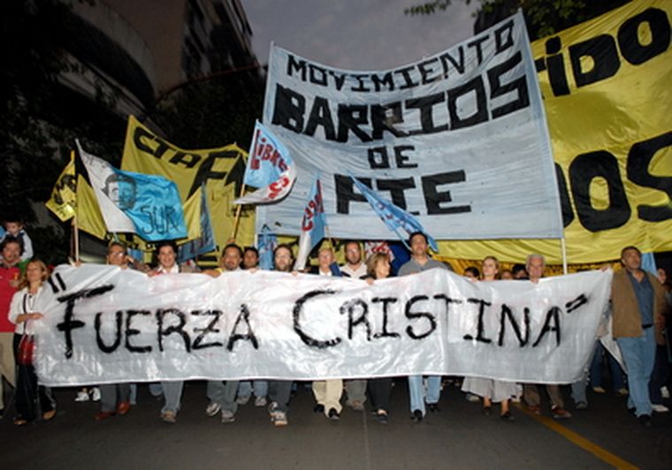 Más de 1.000 personas en la movilización pro Cristina. Foto: Nacho Gaffuri / MDZ