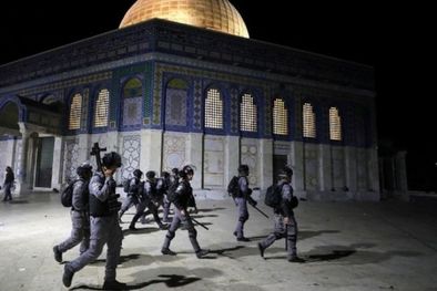 MDZol | La policía israelí en la Explanada de las Mezquitas, donde coexisten sitios de oración musulmanes y judíos. Foto: Reuters