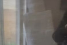 Saca todo el polvo que se acumula en el vidrio de tu televisor Andrea y Erik te traen la solución perfecta. Foto: Fuente: Imagen @Chinoylatina