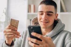 La adicción a las apuestas en línea en adolescentes no solo afecta su bienestar emocional y financiero, sino que también los introduce en un entorno criminógeno que puede tener graves consecuencias. Foto: shutterstock