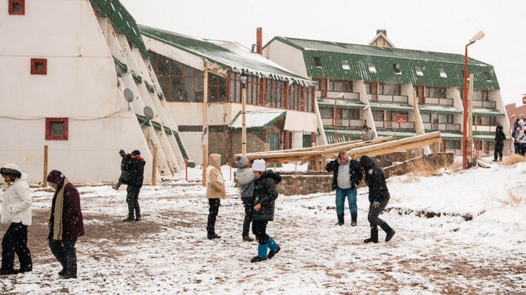 Miles de turistas se acercan a las villas turísticas para disfrutar de la nieve, aprovechando las promociones bancarias. Foto: Santiago Tagua/MDZ