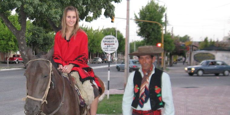 José Osorio junto a una bella dama que le prestó su poncho perfumado y su caballo.