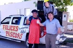 Valenzuela y sus colaboradores posan en el Chancho-móvil antes de entregar el cerdo asado