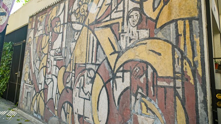 El callejón se llama Roberto Azzoni y esconde, en pleno centro mendocino, un mural original del artista. &nbsp;