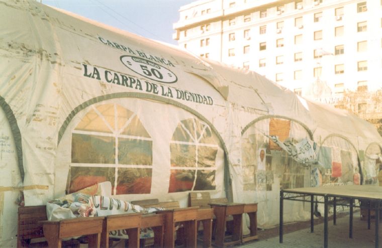 La Carpa Blanca fue una de las protestas más extensas de la década de 1990. Foto: Wikipedia