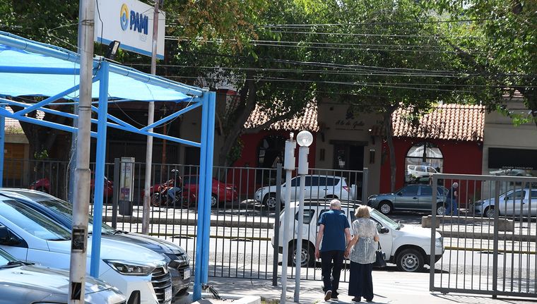 Otro beneficio que sigue vigente es la entrega de anteojos sin costo. Sabemos que la visión suele deteriorarse con la edad, y que un par de lentes puede representar un gasto importante. Por eso, PAMI cubre un par al año por afiliado. Otro beneficio que sigue vigente es la entrega de anteojos sin costo. Sabemos que la visión suele deteriorarse con la edad, y que un par de lentes puede representar un gasto importante. Por eso, PAMI cubre un par al año por afiliado.