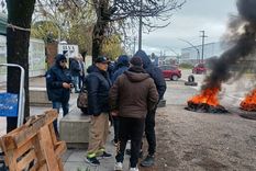 Esta semana, los trabajadores acamparon en la puerta de la fábrica. Esta semana, los trabajadores acamparon en la puerta de la fábrica.