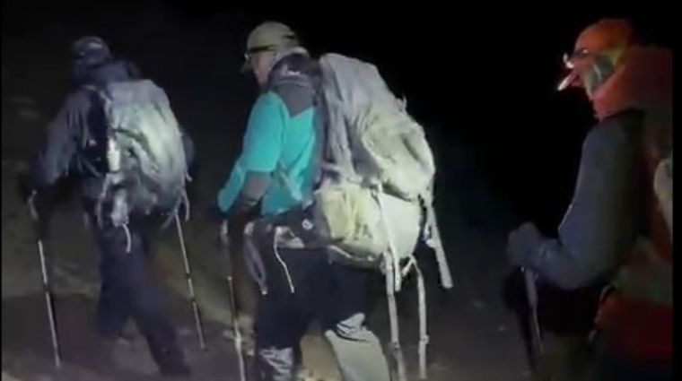 El turista polaco siendo acompañado por la Patrulla de Rescate al campamento para ser asistido.&nbsp;