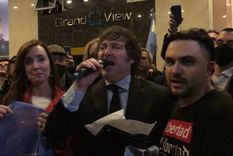 Javier Milei, hablando en las afueras de su bunker, en Congreso.