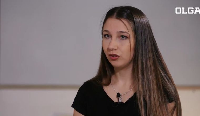 La joven y el presente tras ocho años de cárcel. La joven y el presente tras ocho años de cárcel.